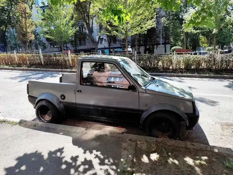 У Києві помічено рідкісний пікап – менший за «Таврію»